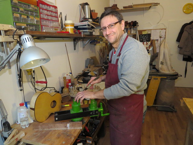 Sämtliche Holzarbeiten für seine Ukulelen fertigt Gregor Nowak selbst in seiner Werkstatt in der Stuwergasse 29.