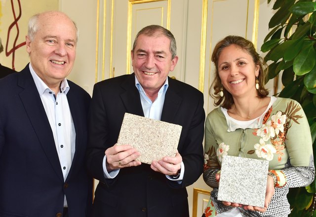 Bgm. Heinz Schaden, Baustadträtin Barbara Unterkofler und Baudirektor Walter Hebsacker mit färbigen Granitstein-Mustern. | Foto: Stadt Salzburg
