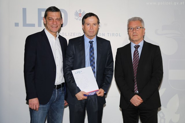 V.l.n.r.: Landespolizeidirektor Mag. Helmut Tomac, ChefInsp. Philipp Pichler und der Leiter des Landeskriminalamtes, Obst Walter Pupp | Foto: LPD Tirol/Gruber