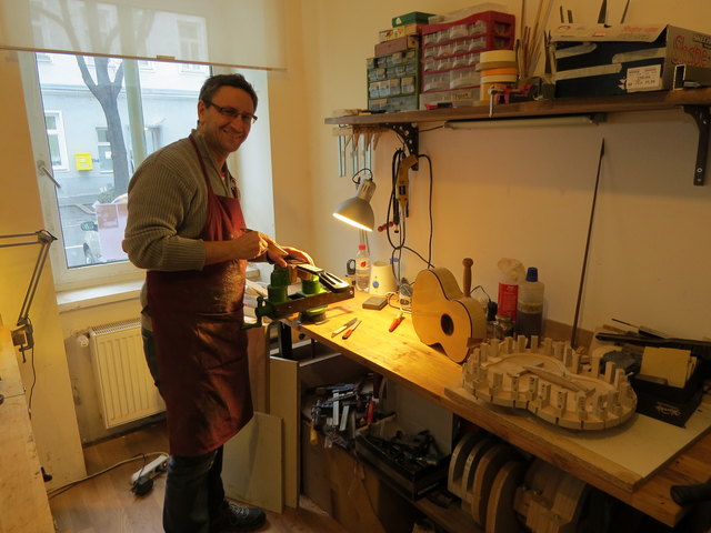 Sämtliche Holzarbeiten für seine Ukulelen fertigt Gregor Nowak selbst in seiner Werkstatt in der Stuwergasse 29.