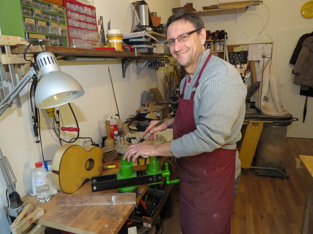 Sämtliche Holzarbeiten für seine Ukulelen fertigt Gregor Nowak selbst in seiner Werkstatt in der Stuwergasse 29.