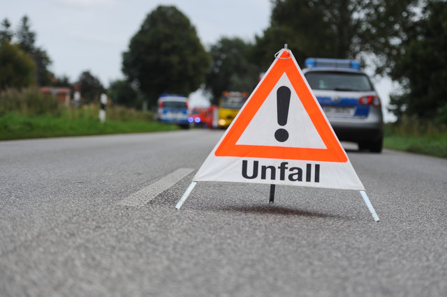 Insgesamt waren drei Fahrzeuge am Unfall beteiligt. | Foto: benjaminnolte/fotolia