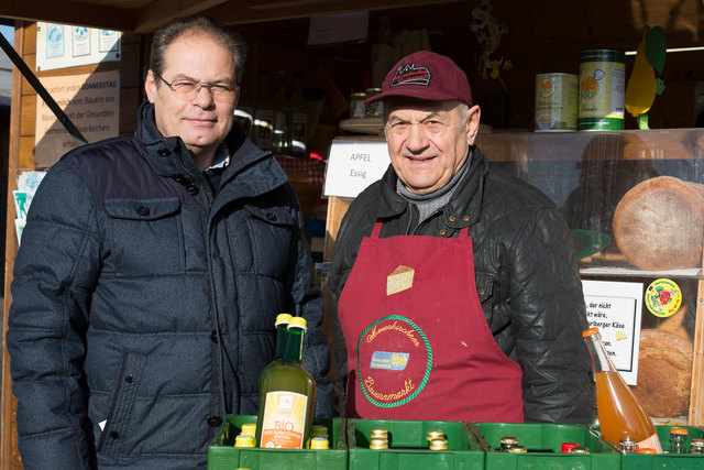 Walter Haid (r.) und Mauerkirchens Bürgermeister Horst Gerner vor dem Stand der Gesunden Gemeinde.