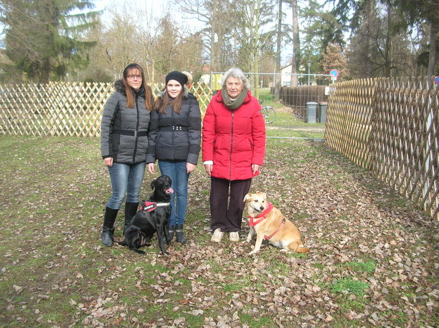 Petra und Selina Pfeiler mit ihrem Hund Lussy und Maria Epp mit ihrem Hund Lizzy. | Foto: privat