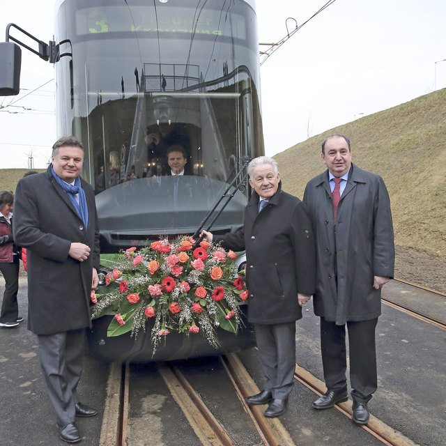 Verkehrslandesrat Günther Steinkellner mit Landeshauptmann Josef Pühringer und Erich Haider von der Linz AG. | Foto: Land OÖ/Kraml