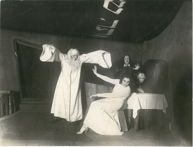 Aufführung des Theaterstücks "Der Dibbuk" in der Rolandbühne mit Magda Sonja, Maja Sering und Fritz Feher im Jahr 1925. | Foto: Theatermuseum, Wien