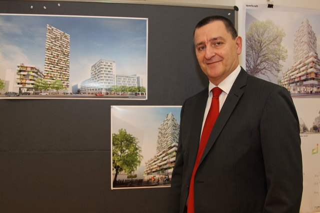SP-Bezirksvorsteher Hannes Derfler mit Visualisierungen der beiden Siegerprojekte.