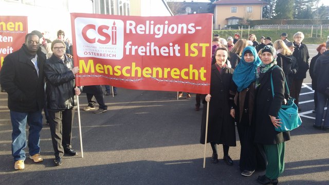 Gemeinsam ein Zeichen setzen: für Religionsfreiheit; mit Anwar Tourey (Stellv. Obmann IFZ), Schwester Katharina (Krankenschwester St. Joseph), Josefa Raffelsberger mit Tochter Abdelrahman Jasmina (Öffentlichkeitsarbeit IFZ)