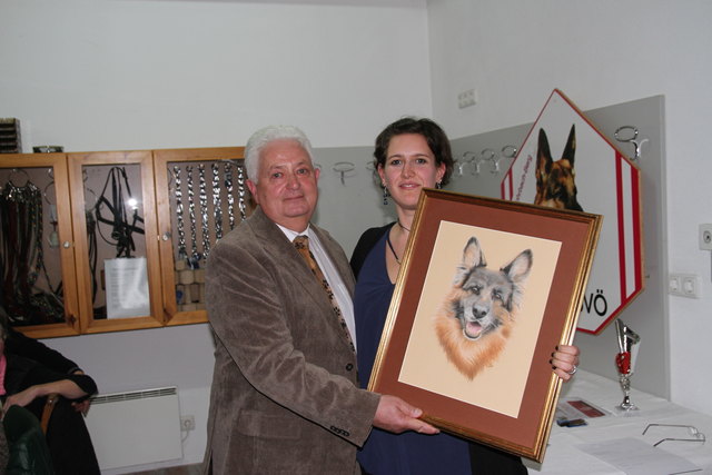 Für unseren Obmann Rudi Klein, der seit 1989 Obmann ist, gab es ein besonders Geschenk: Eine Portraitzeichnung seiner kürzlich verstorbenen Hündin Wendy v. d. Bartl-Buam. Wendy war für Klein ein ganz besonderer Hund. Mit ihr konnte er zahlreiche großartig