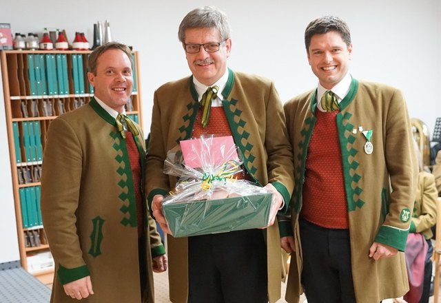 Obmann Christian Matzhold (r.) und Gerhard Matzhold zeichneten Josef Stern für 40 Jahre Mitgliedschaft aus.