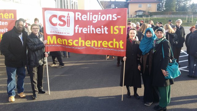 Gemeinsam ein Zeichen setzten: für Glaubensfreiheit; mit Anwar Tourey (Stellv. Obmann IFZ, Schwester Katharina (Krankenhaus St. Joseph), Josefa Raffelsberger mit Tochter Abdelrahman Jasmina (Öffentlichkeitsarbeit IFZ)