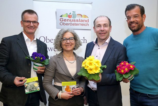 Landesgärtner Dietmar Bergmoser, Maria-Theresia Wirtl (Genussland OÖ), Max Hiegelsberger und Karl Ploberger (v. l.). Foto: Land OÖ/Kraml
