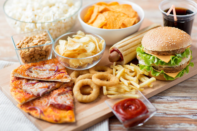 Burger, Pizza und Zwiebelringe: Viel und deftiges Essen können Gichtanfälle auslösen.