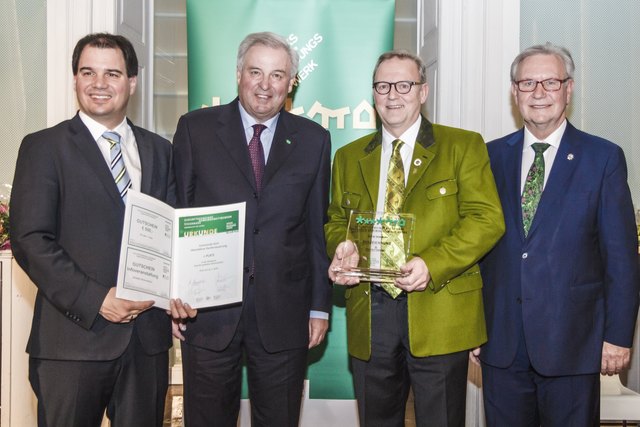 Die Landeshauptleute Michael Schickhofer und Hermann Schützenhöfer übergaben den Preis an Franz Danklmaier und Johann Miller. | Foto: Christoph Buchegger