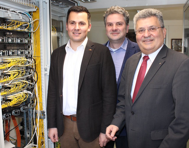 Gerhard Nöhmer jun., John Fitzgerald und Gerhard Nöhmer sen. (v.l.) bei der Inbetriebnahme der neuen Verbindung.