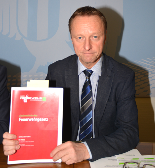 LHStv. Johann Tschürtz mit dem bereits novellierten Feuerwehrgesetz der Steiermark, das er als Vorbild für das Burgenland sieht.