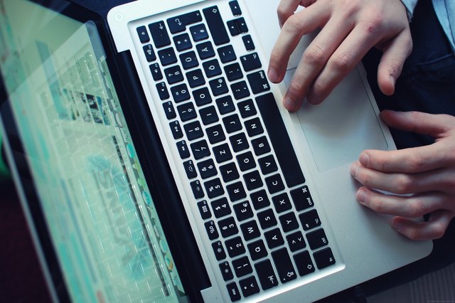 Richtiger Medienumgang ist selbst für Erwachsene oft schwierig. Deshalb ist es wichtig, unsere Kindern, so früh wie möglich auf die digitale Welt vorzubereiten. | Foto: Corinna Dumat  / pixelio.de