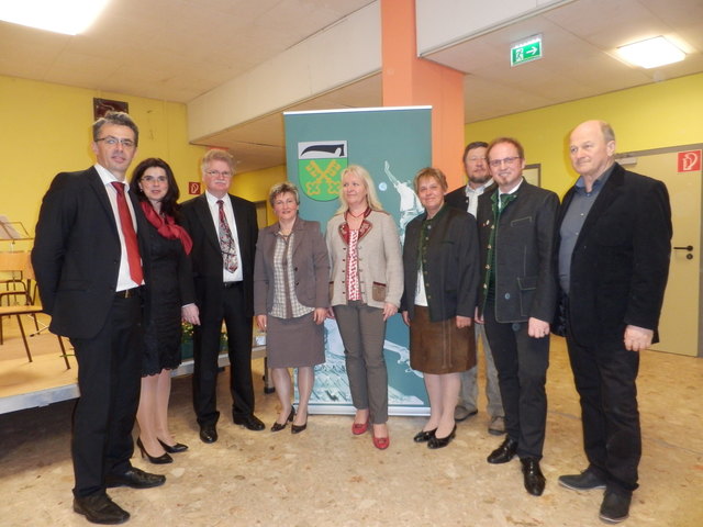 Professor Friedrichj Pfatschbacher, Birgit Pfatschbacher, Armin Suppan, Bgmst. Anita Weinkogl, Gabi Hubmann, GR Anita Greimer, GR Hubert Greimer, GR Gottfried Hubmann, GR Gerald Kneissl (v.l.). | Foto: KK