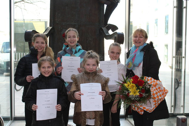 Das Ensemble HarFlöTonie mit Lehrerin Heidi Reicher. | Foto: privat