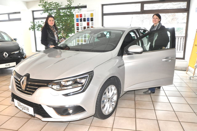 Beatrix Seeber (li.) und Evelyn Sojer mit dem neuen Mégane im Autohaus Reiter in St. Johann.