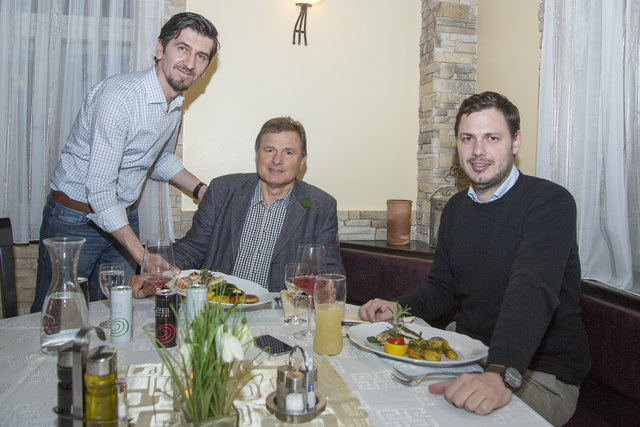 Perfekter Gastgeber: Bei Musliiu Nakil (l.) blieben für Armin Breinl (M.) und Marcus Stoimaier nicht nur ob des ausgezeichneten Essens keine Wüschen offen. | Foto: Prontolux