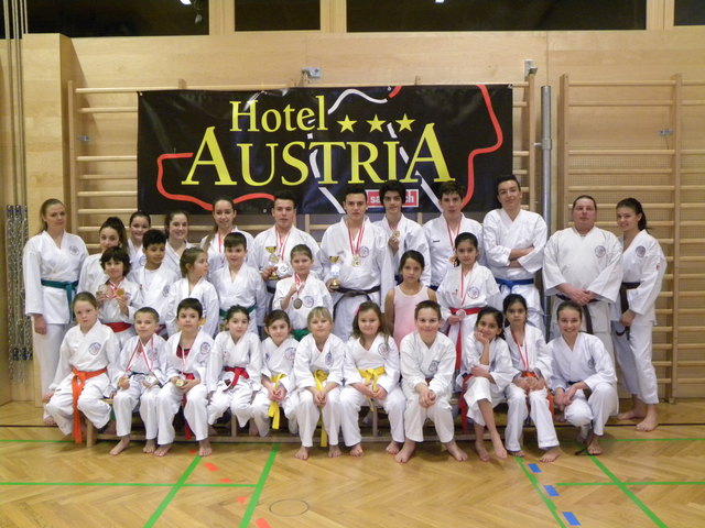 Die erfolgreichen Sportler des Gastgeber-Vereins Karate Lora. | Foto: Privat