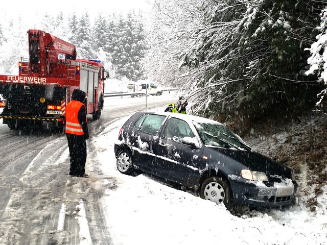 Unfall an unübersichtlicher Stelle: Dieser Pkw musste in Warmbad rasch geborgen werden | Foto: HFW Villach