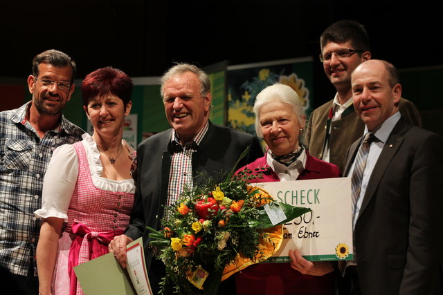 Die Obertrauner Hubert und Luise Ebner (MItte) wurden in der Kategorie "Schönstes Wohnhaus" Sieger.