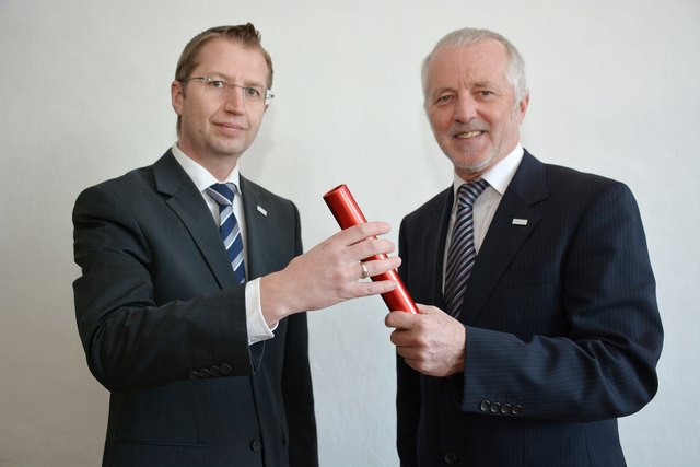 Weiß die VKB-Bank Freistadt in guten Händen: Gerhard Flautner (rechts) wechselt in den Ruhestand, sein Nachfolger ist Peter Leitner. | Foto: VKB-Bank/Erwin Pramhofer