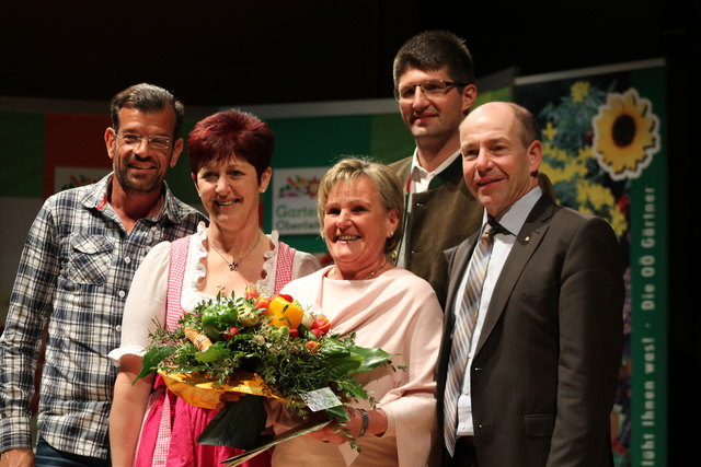 Roswita Adamsmaier (Mitte) aus Vorchdorf gewann in der Kategorie "Schönster Garten" und war bei der Ehrung zu Tränen gerührt.