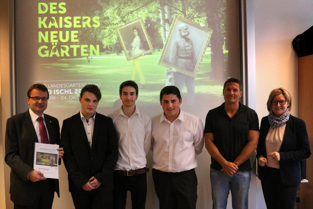 Gruppenfoto der Abschlusspräsentation der 3. Klasse Handelsschule (v.l.n.r.): Bürgermeister Hannes Heide, Felix Parzer, Benjamin Walter, Martin Laimer, Erich Marehard, Direktorin Susanne Mayr.
