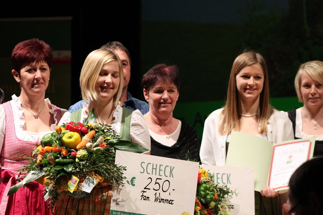 In der Kategorie "Schönstes Bauernhaus" gewann Anna Wimmer – den Preis nahmen ihre beiden Töchter entgegen.