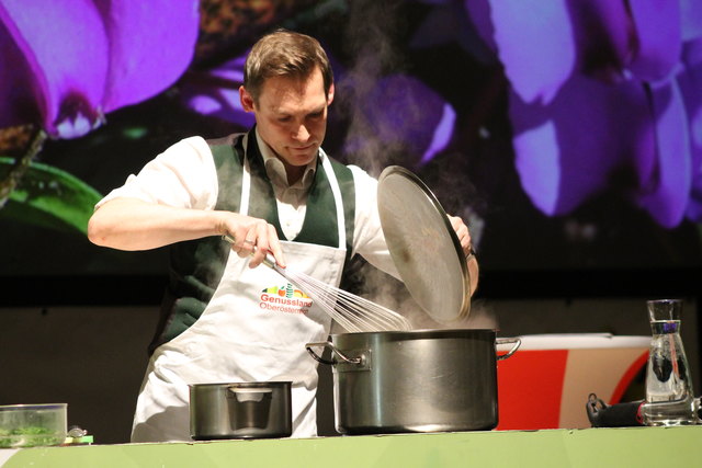 Andreas Panhuber vom Hubertushof begeisterte die Zuseher mit einer Live-Cooking-Einlage.