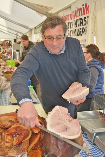 Der Star des Bleiburger Schinkenfestes ist der Osterschinken. Die Besucher können sich durchs Angebot kosten | Foto: David