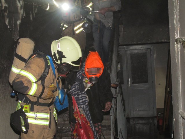 Die Berufsfeuerwehr Graz rettete beim Brand in einem Wohnhaus in Gries 25 Menschen. | Foto: Berufsfeuerwehr Graz