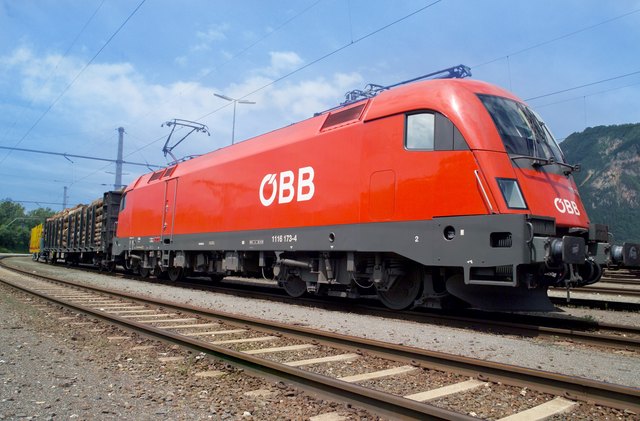 Bis zu 460 Tonnen kann ein Holztransport auf der Außerfernbahn schwer werden. | Foto: ÖBB/RCG