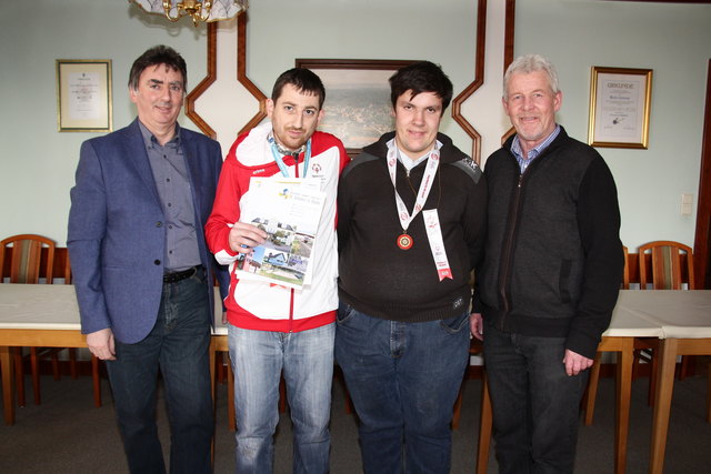 Bgm. Günter Müller und Vzbgm. Walter Berghofer gratulierten Michael Kurz und Franz Pusswald zu den Erfolgen.