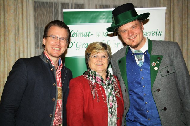 LTAbg. Oliver Wieser und Bgm. Ursula Rauch gratulierten dem Obmann Robert Hafner (rechts) zur Erfolgsgeschichte des Trachtenvereins