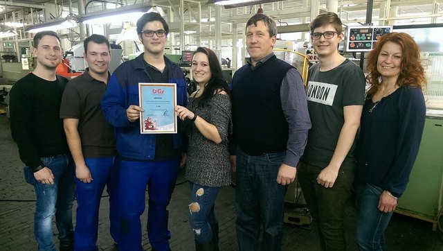 Markus Melichar (links außen) und ÖGB-Landesjugendvorsitzende Patricia Neuwirth (Mitte) bei der Gewinnübergabe in der Lehrwerkstatt in Großpetersdorf mit dem Gewinner Aurelian Tatulea (3. von links). | Foto: ÖGB