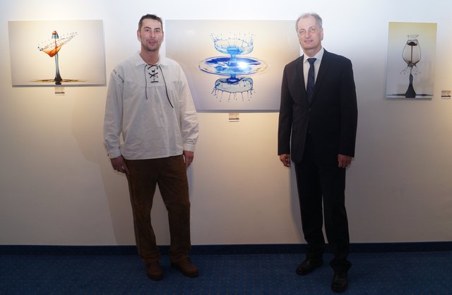 Künstler Norbert Lochner und Raiffeisenbank Dir. Josef Steger