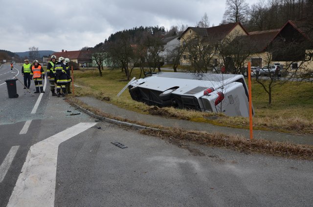Durch den Zusammenstoß mit dem PKW landete der zum Glück nicht mit Passagieren besetzte Bus im Graben.