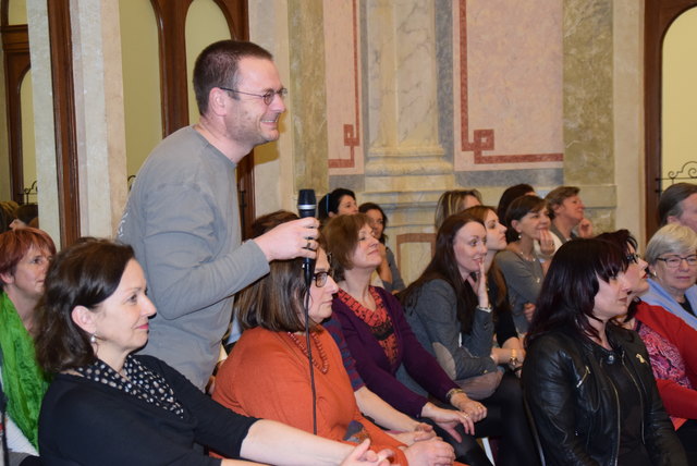 Rege Beteiligung im Publikum: Dieser Mann regt eine Unterschriftenaktion für ein Frauenmuseum in Baden an.