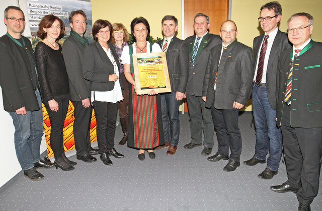 Andrea Legenstein nahm die Urkunde für den Sieg entgegen.