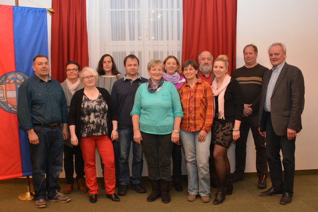 Auf die neue Rathausmarkt-Saison freuen sich Andreas Kargl, Christa Reich, Roswitha Haghofer, Tina Hügel, Gerhard Jindra, Maria Zwingenberger, Marianne Reidinger, Renate Nusser, Alois Trondl, Tanja Zlabinger, Josef Zottl sowie Vizebürgermeister DI Johanne | Foto: Stadtgemeinde Zwettl