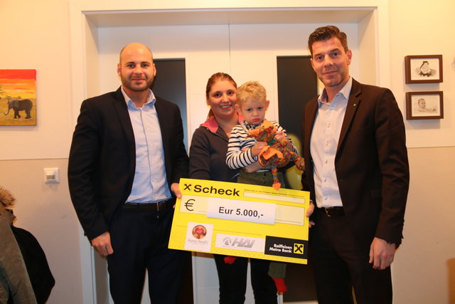 Christoph Aichinger (Human Benefiz), Melanie Huber mit  Sohn Manuel und Markus Schober (Geschäftsführer HAI). | Foto: privat