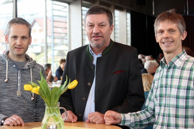 Roman Neubauer, Franz Rosenberger, Franz Frieß (v.l.) und die KollegInnen vom Team Krottendorf luden zum Frühstück im Garten der Generationen