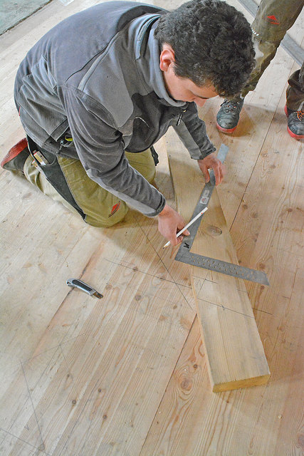 Bild I: Im Maßstab 1:1 wird die Konstruktion aufgezeichnet und auf die Bauhölzer übertragen.