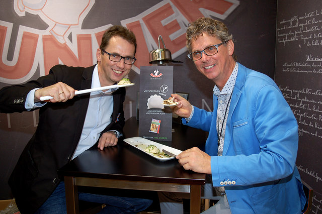 Albin und Günter Brunner mit ihren veganen Nudeln | Foto: Brunner