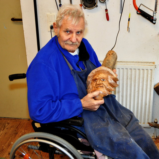Walter Burgstaller an seinem Arbeitsplatz, leider im Rollstuhl nach mehrmaligem Klinikaufenthalt nach Hüftoperation