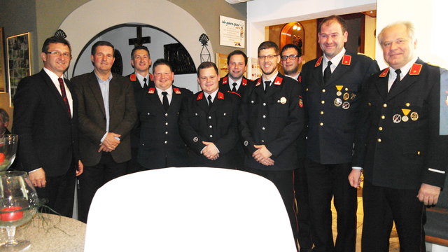 Die neu angelobten Kameraden der FF Seeboden mit Bürgermeister Wolfgang Klinar (li.) und Bezirkshauptmann Klaus Brandner (2. v. li.) | Foto: FF Seeboden